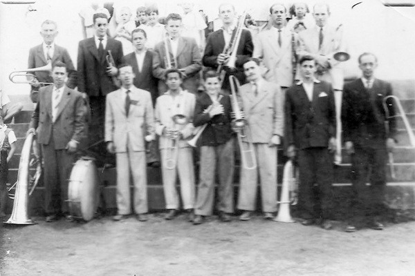 O amigo Joaquim Pedro Sobrinho, presidente da Sociedade Assistencial do Bairro São José, que completou 80 anos segunda-feira, manda esta foto, feita pelo Jahir fotógrafo, em 1949. Ele integrava a Corporação Musical São José, que naquele dia se apresentou 